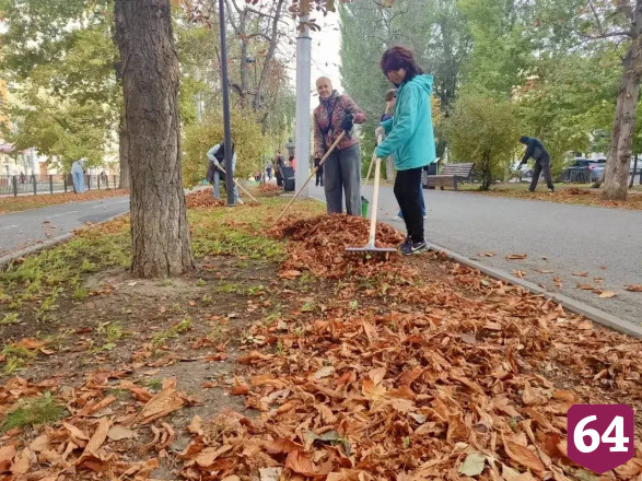 В Саратове участников субботника угощали пирожками