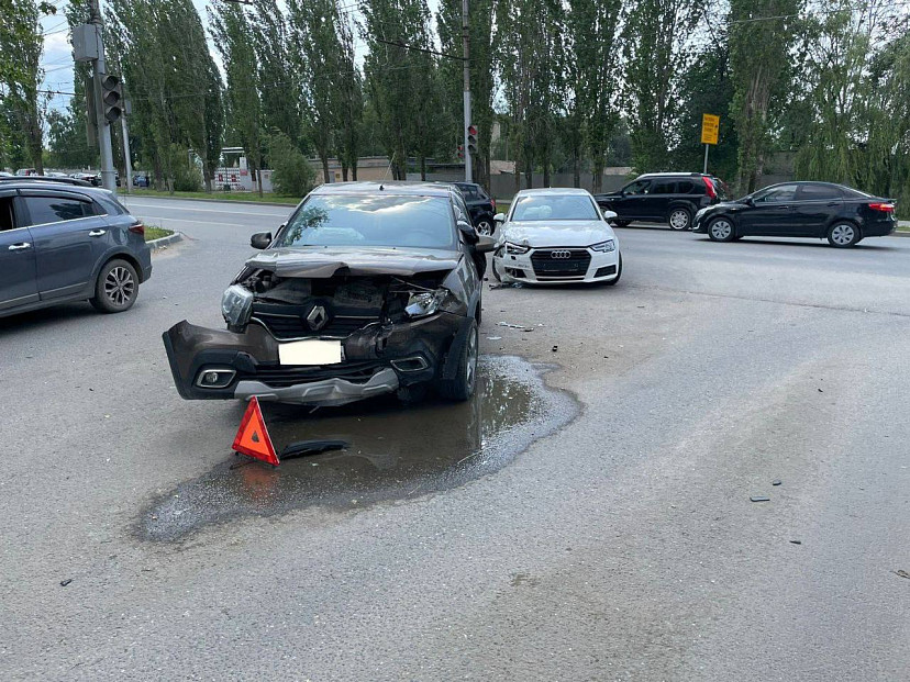 В Саратове не разъехались «Рено» и «Ауди»