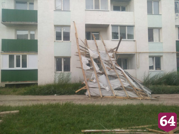 В Саратовской области восстановили крыши домов и соцобъектов после урагана 