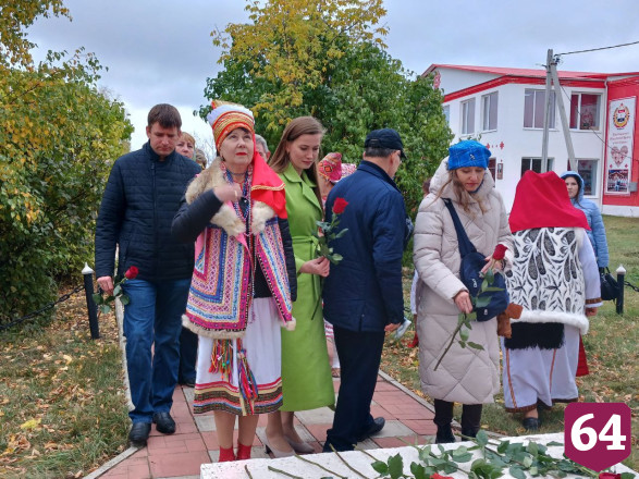 Под Саратовом участники фестиваля почтили память погибших героев 