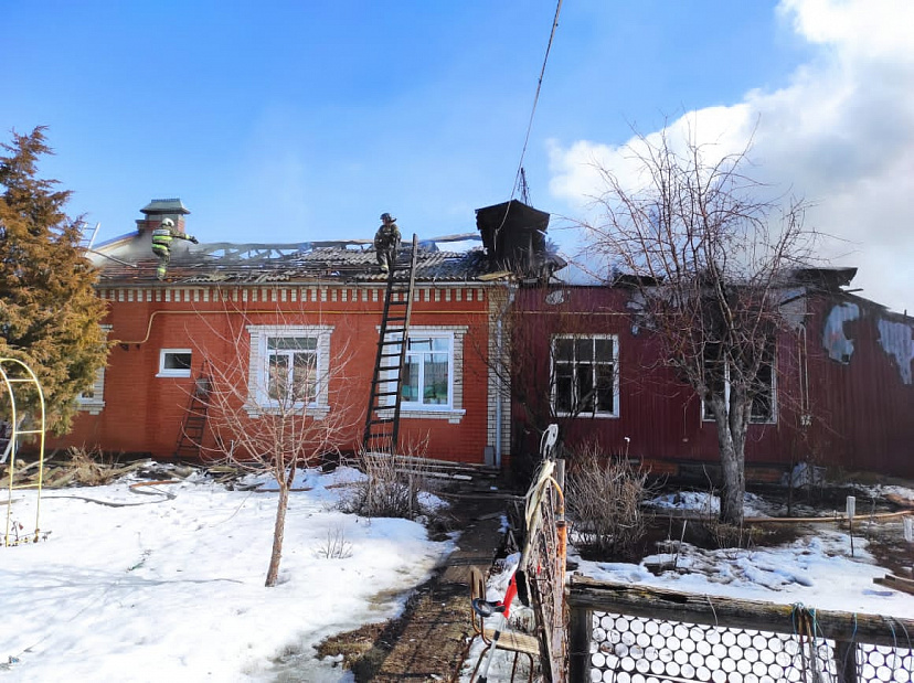 Пожарные отбивали от огня кровлю дома на Астраханской