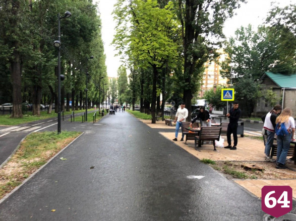 Жители Саратова после дождя вышли гулять без масок