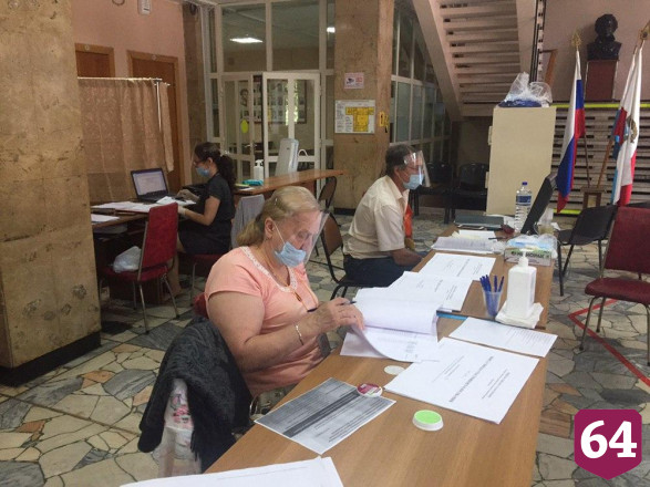 Саратовцы начали голосовать по поправкам в Конституцию с 8 утра