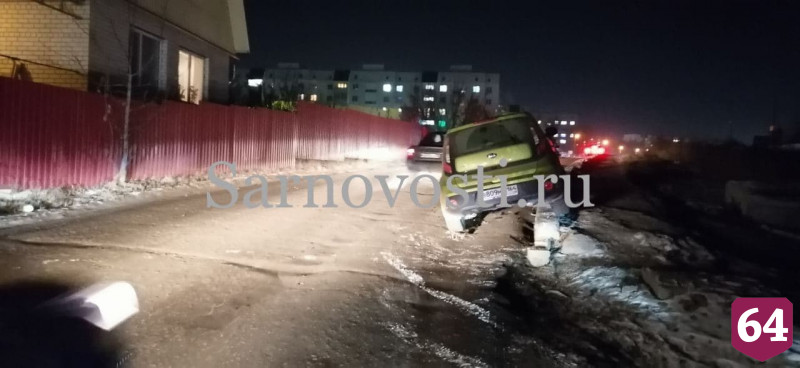 В Саратове водитель заехала на бордюр и опрокинула иномарку