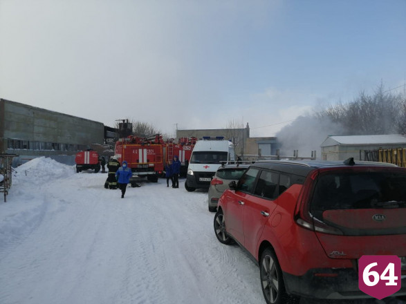 В Саратове горел цех с пластиковыми окнами