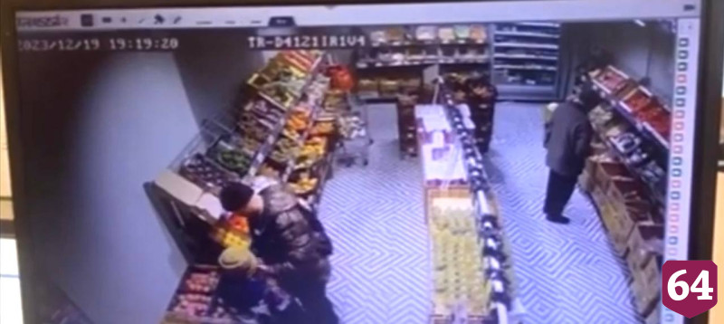 Супруги пытались вывезти из «Пятерочки» тележку продуктов и попались
