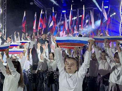 День города в Энгельсе отметили премьерой мюзикла и световым шоу