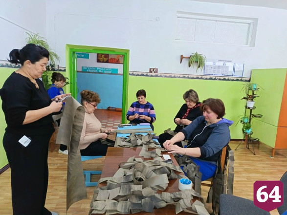В саратовских селах плетут маскировочные сети для СВО