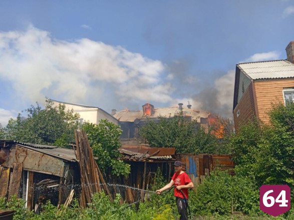 Под Саратовом пожарные отбили от огня коттедж чиновника