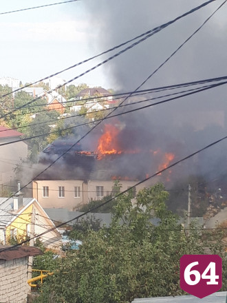 В Саратове сгорел дом на двух хозяев