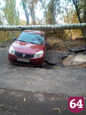 Коммунальщики разыскивают водителя мешающего ремонту Renault
