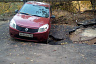 Коммунальщики разыскивают водителя мешающего ремонту Renault