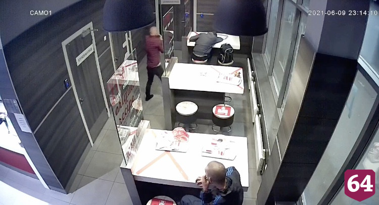 Житель Саратова заснул в KFC и лишился телефона