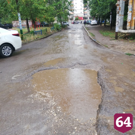 Горожане пожаловались на разбитую дорогу к детской поликлинике