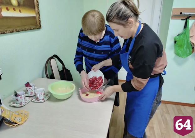 Саратовцев на мастер-классе научили готовить заливной пирог с ягодами