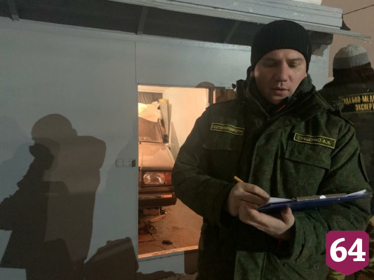 В Саратове пенсионера насмерть придавило машиной в гараже