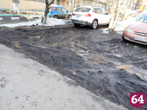 Саратовские водители превратили газон в «танковый полигон»