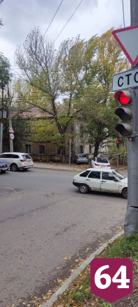 В Саратове автомобили участников ДТП вынесло к жилому дому