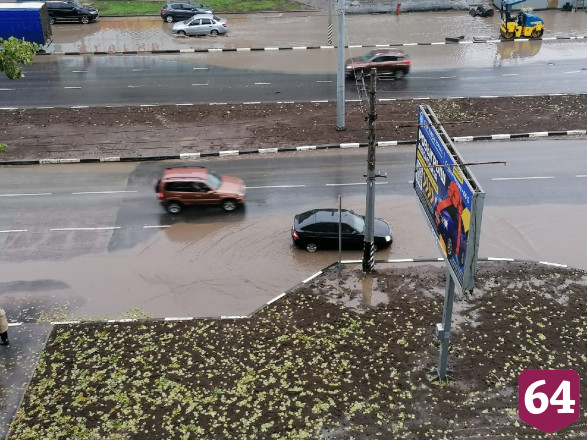Центральную улицу Энгельса затопили дождевые воды