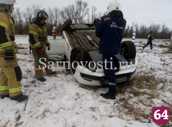 Мужчина и школьница травмировались в упавшей на крышу «Гранте»