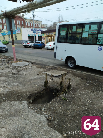 Жители Саратова боятся провалиться в яму на остановке