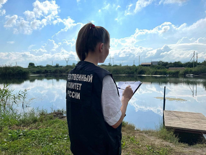Женщина пыталась переплыть пруд под Саратовом и утонула