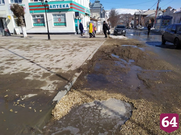 На пешеходной улице проваливаются автомобили и люди