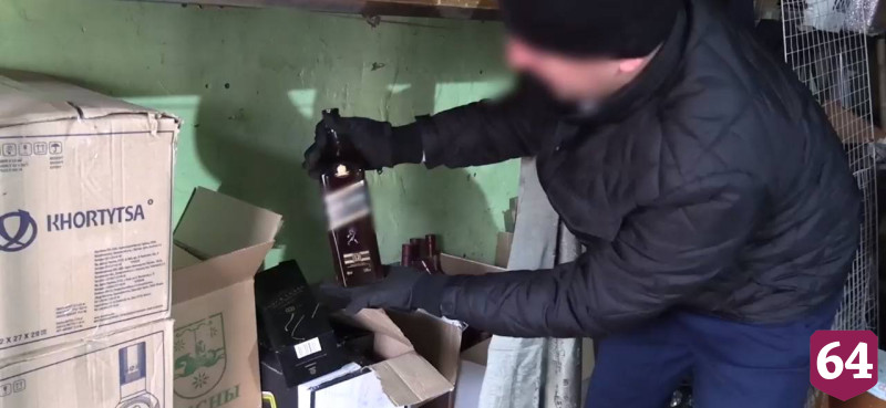 В Саратове из гаражей изъяли поддельный алкоголь и сигареты на миллион рублей