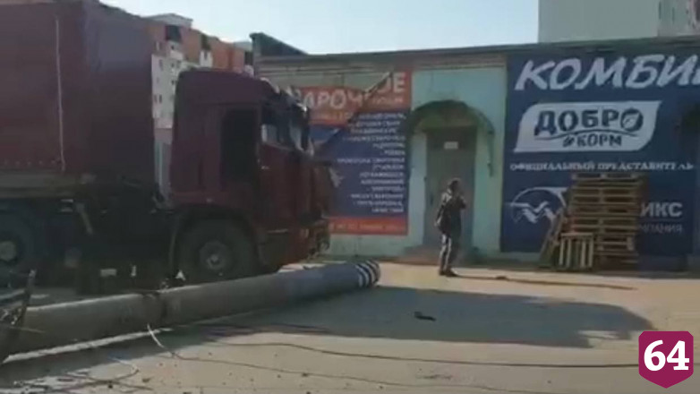 Под Саратовом после ДТП возле фуры обнаружили труп водителя