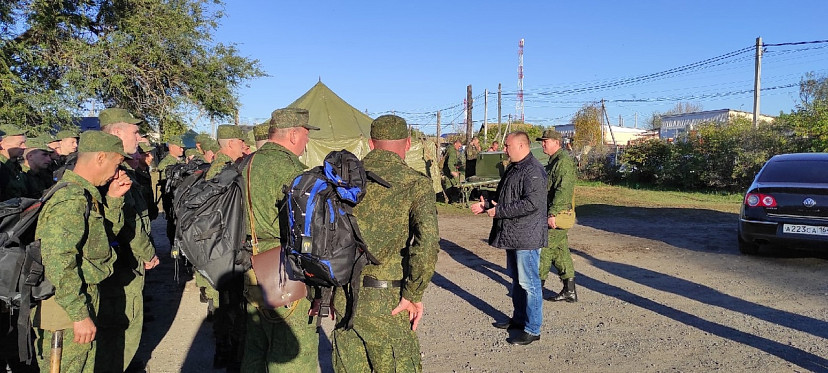 Глава района привез мобилизованным рюкзаки и обменялся телефонами