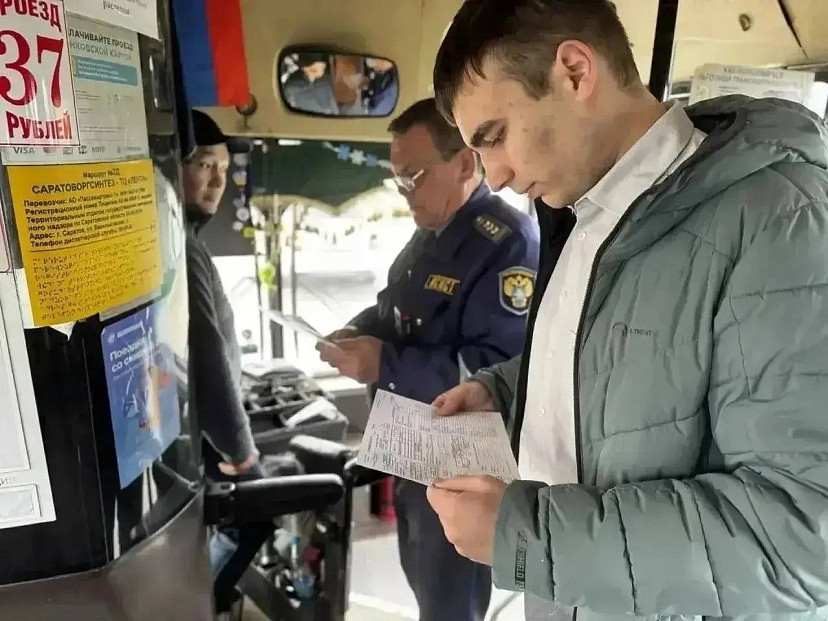 В Саратове на двух автобусных маршрутах нашли нарушения