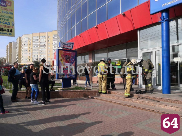 В Саратове из горящего ТЦ «Синий кит» эвакуировали 150 человек