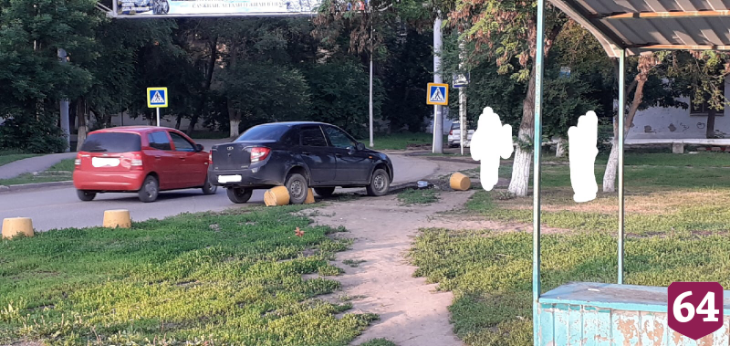 Автоледи отвлеклась на ребенка и протаранила бетонное ограждение