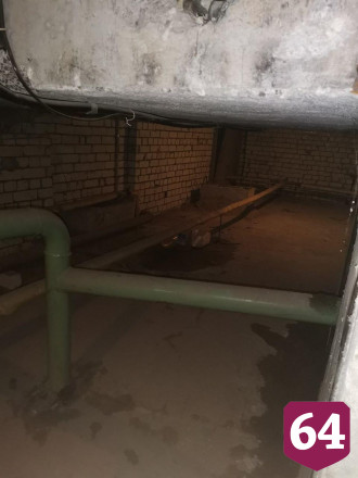 В Энгельсе коммунальщики «починили» протекающую крышу детским бассейном