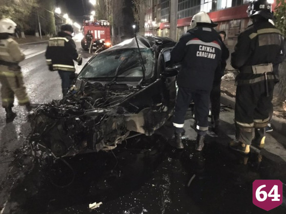 В Саратове 20-летний водитель разбил BMW о столб