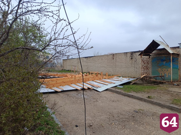 Ураган сорвал крышу пятиэтажки под Саратовом