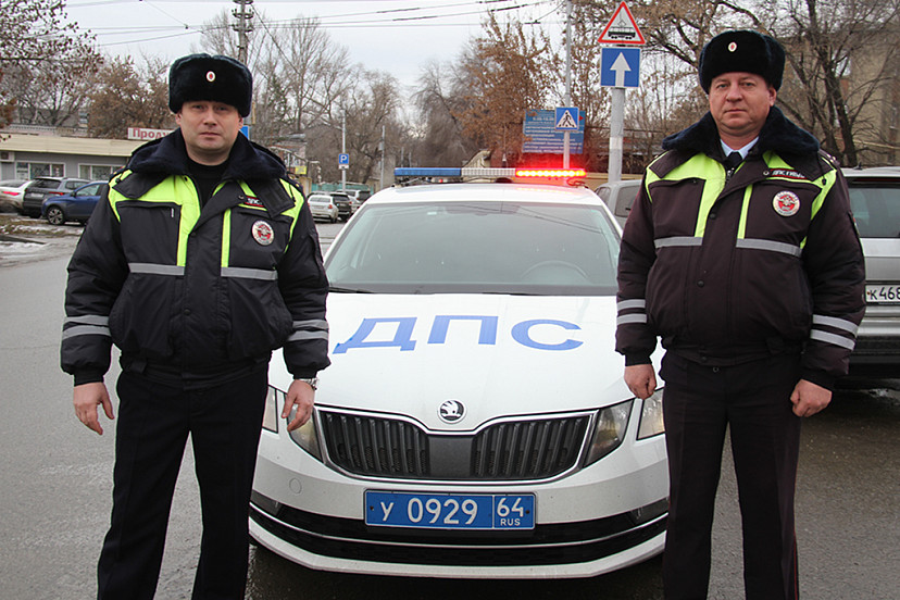 В Саратове автоинспекторы помогли водителю с истекавшим кровью пассажиром