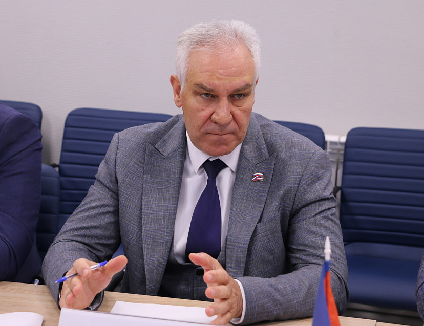 Алексей Антонов намерен разобраться с поставщиком ФАПов в Саратовской области