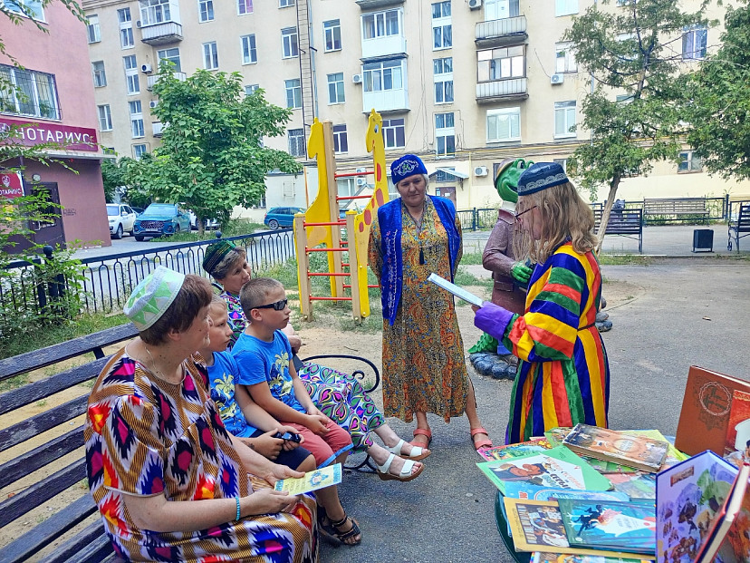 В Саратове сказки народов России читали под открытым небом