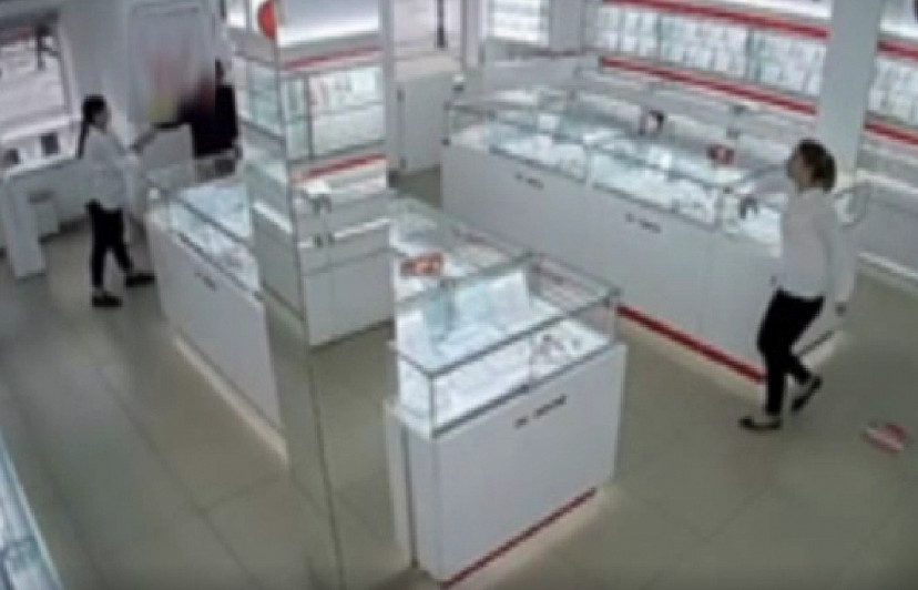 Попытка саратовца ограбить ювелирный магазин попала на камеры 