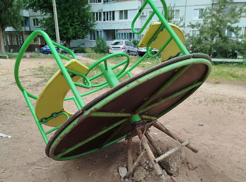 Под Саратовом дети чинят сломанную карусель