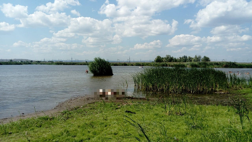 Мужчина незаметно для друзей утонул в пруду 