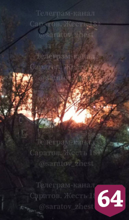 В Саратове крупный пожар уничтожил двухквартирный дом