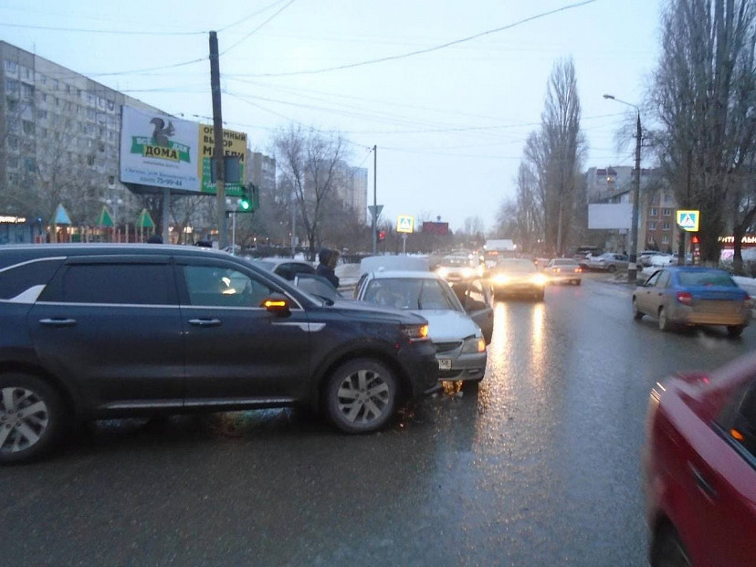 В столкновении иномарок под Саратовом ранены две женщины