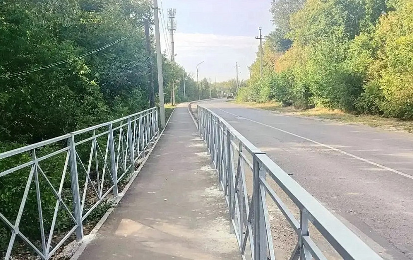 Вдоль оживленной дороги по просьбе горожан сделали тротуар