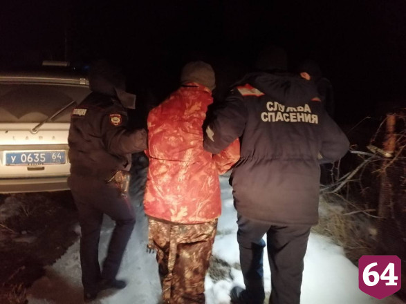 Под Саратовом рыбаки выбрались из полыньи в Волге и сбежали 