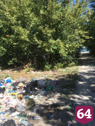 Туристы превращают утес Степана Разина в помойку