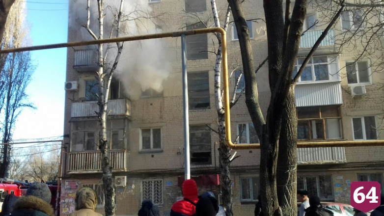 В Саратове из горевшей пятиэтажки эвакуировали 20 человек