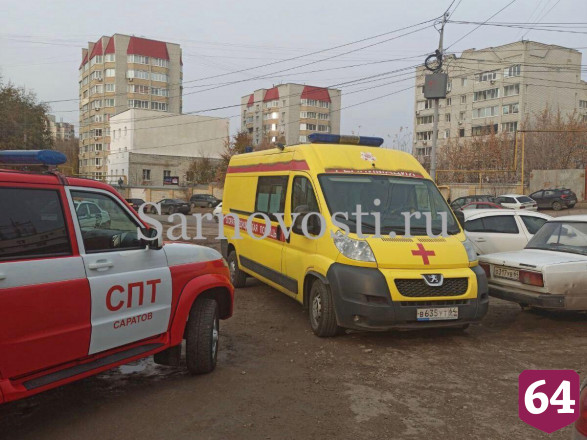 В Саратове пожарные пробрались на полыхающий балкон по лестнице