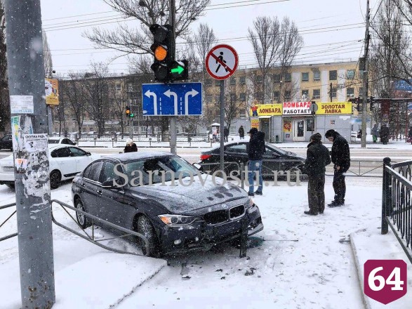 Водитель иномарки отбросил БМВ в ограду возле «Тау Галереи» 